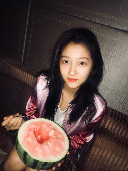 白鹿吃瓜场面图片高清,高清画面展现萌态瞬间