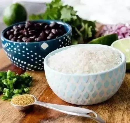 西班牙吃米饭嗑瓜,米饭搭配瓜果的独特享受