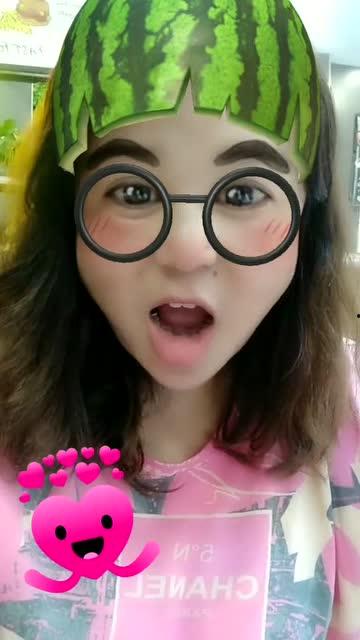 小孩吃瓜笑哈哈,小孩吃瓜笑哈哈的欢乐时光