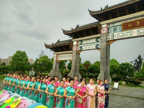 亭园吃瓜,悠闲吃瓜时光