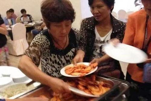 云南大妈吃瓜趣事,瓜田里的欢乐时光