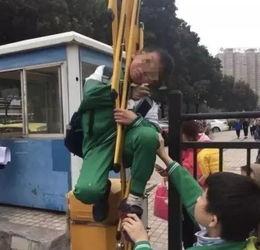 爬栏杆女孩吃瓜