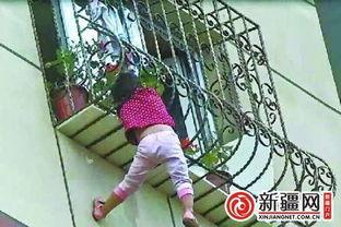 爬栏杆女孩吃瓜