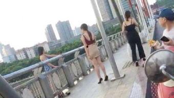 爬栏杆女孩吃瓜