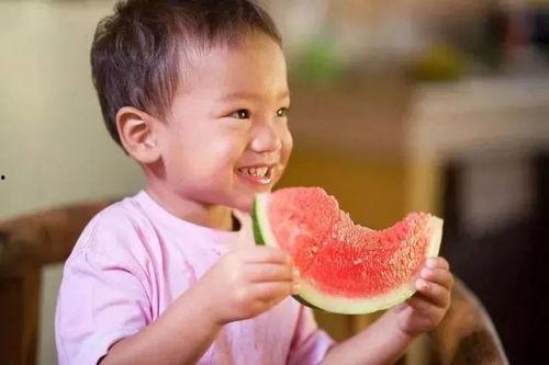 宝宝吃瓜的说说,萌化人心的亲子互动