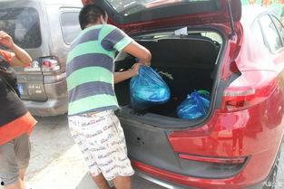 同事提车吃瓜,吃瓜群众围观一幕