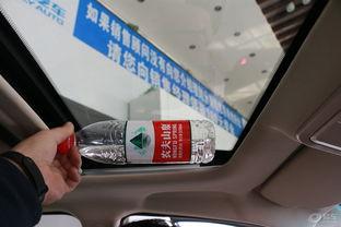 同事提车吃瓜,吃瓜群众围观一幕