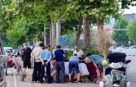 大哥火车上吃瓜