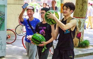 学生的吃瓜瞬间,揭秘学生们的欢乐时光